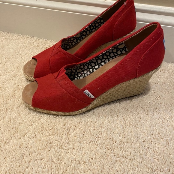 Red TOMS Wedges - Picture 3 of 6